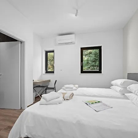 Bay I Near Medulin For 9 People With Heated Pool - Playground & Whirpool Only 100 Meters From The - Pet Friendly * 반졸레
