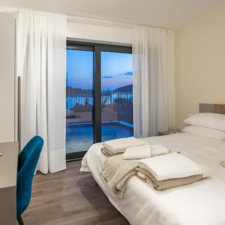 Villa Bay I Near Medulin For 9 People With Heated Pool - Playground & Whirpool Only 100 Meters From The - Pet Friendly *