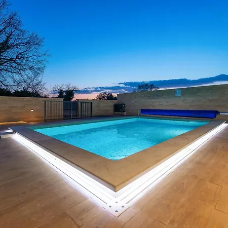 Villa Bay I Near Medulin For 9 People With Heated Pool - Playground & Whirpool Only 100 Meters From The - Pet Friendly *