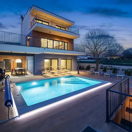 Bay I Near Medulin For 9 People With Heated Pool - Playground & Whirpool Only 100 Meters From The - Pet Friendly Banjole