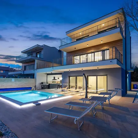 Villa Bay I Near Medulin For 9 People With Heated Pool - Playground & Whirpool Only 100 Meters From The - Pet Friendly Banjole